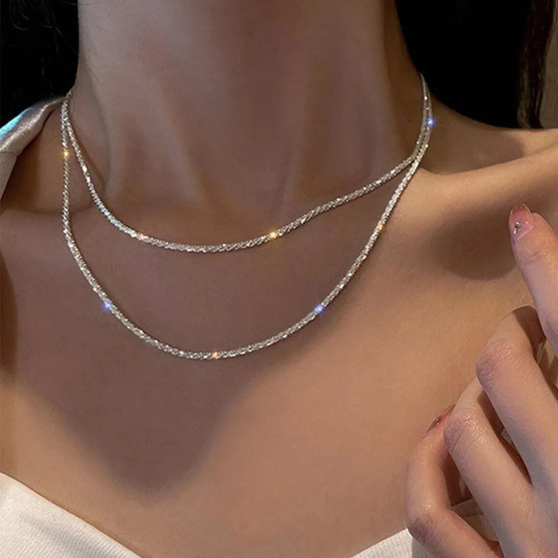 Sparkling silver necklace – elegant, feminine, perfect for special occasions.
