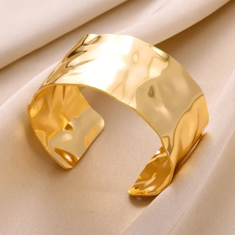 Geometric dual-tone bracelet – minimalist, elegant, perfect for any occasion.
