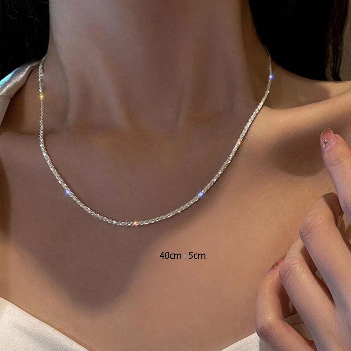 Sparkling silver necklace – elegant, feminine, perfect for special occasions.