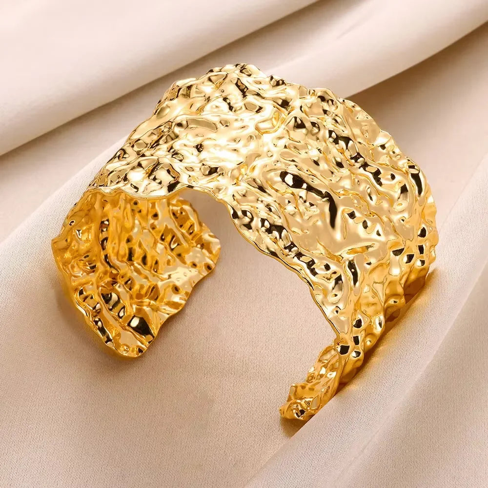 Geometric dual-tone bracelet – minimalist, elegant, perfect for any occasion.