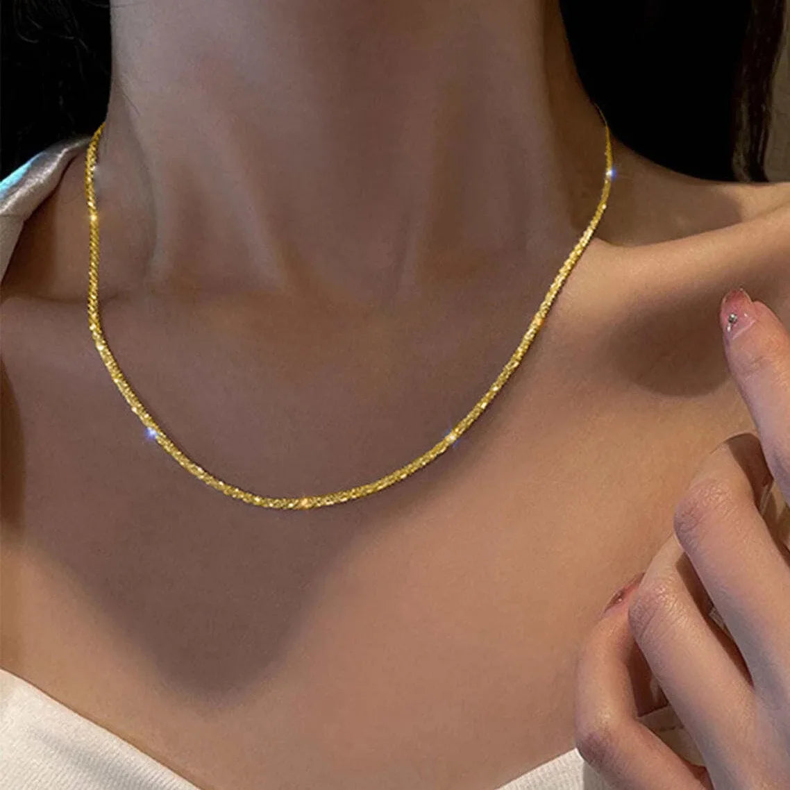 Sparkling silver necklace – elegant, feminine, perfect for special occasions.