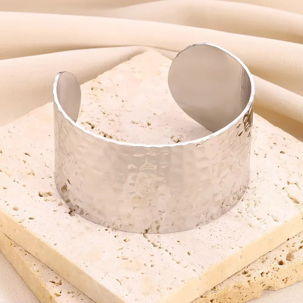 Geometric dual-tone bracelet – minimalist, elegant, perfect for any occasion.