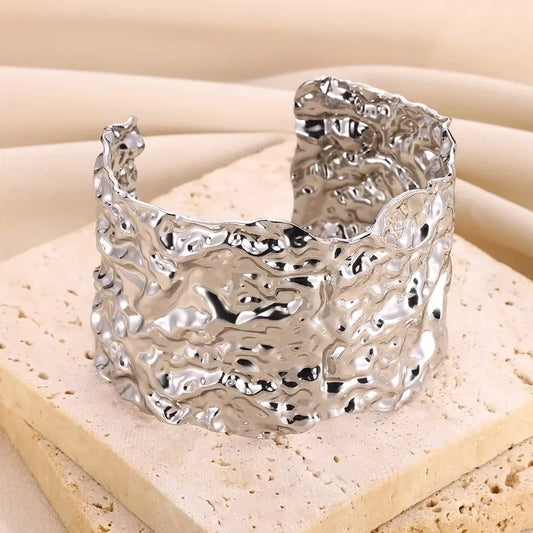 Geometric dual-tone bracelet – minimalist, elegant, perfect for any occasion.